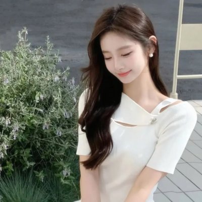 坐推土机的少女